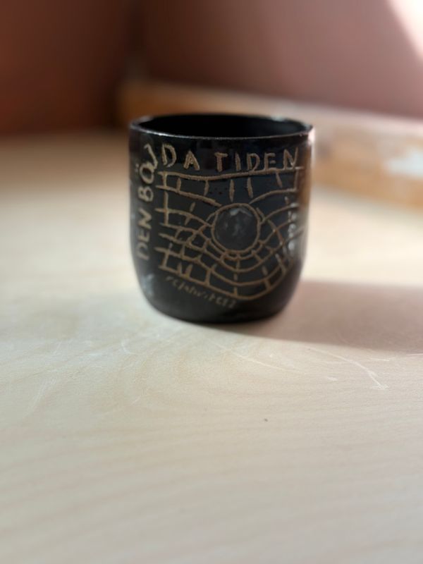 Svart rymdmugg "den böjda tiden"
