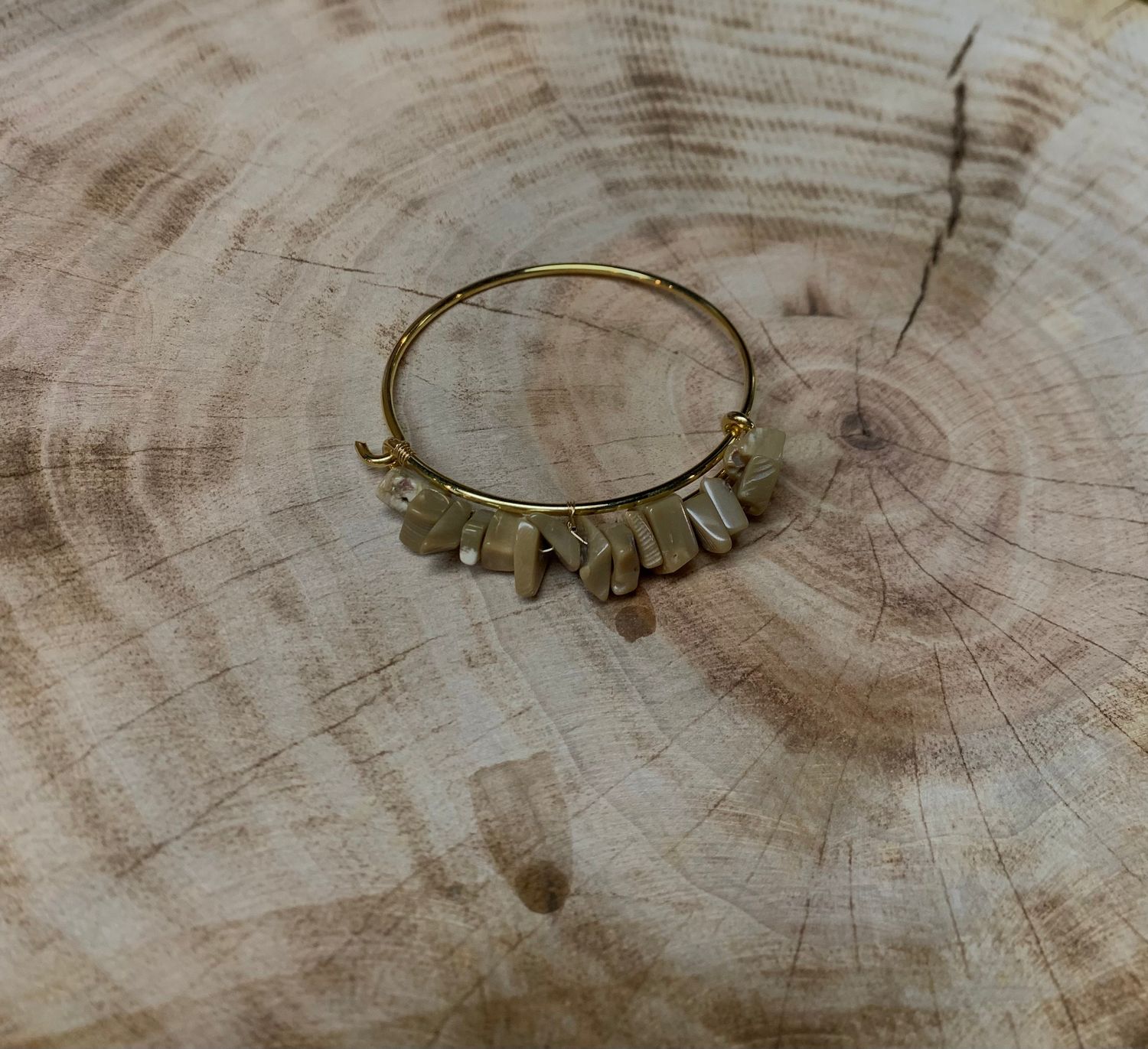 Wire Bangle w/ Chips Bracelet, Jewelry material: Gold Plated, Stone Color: Picturestone