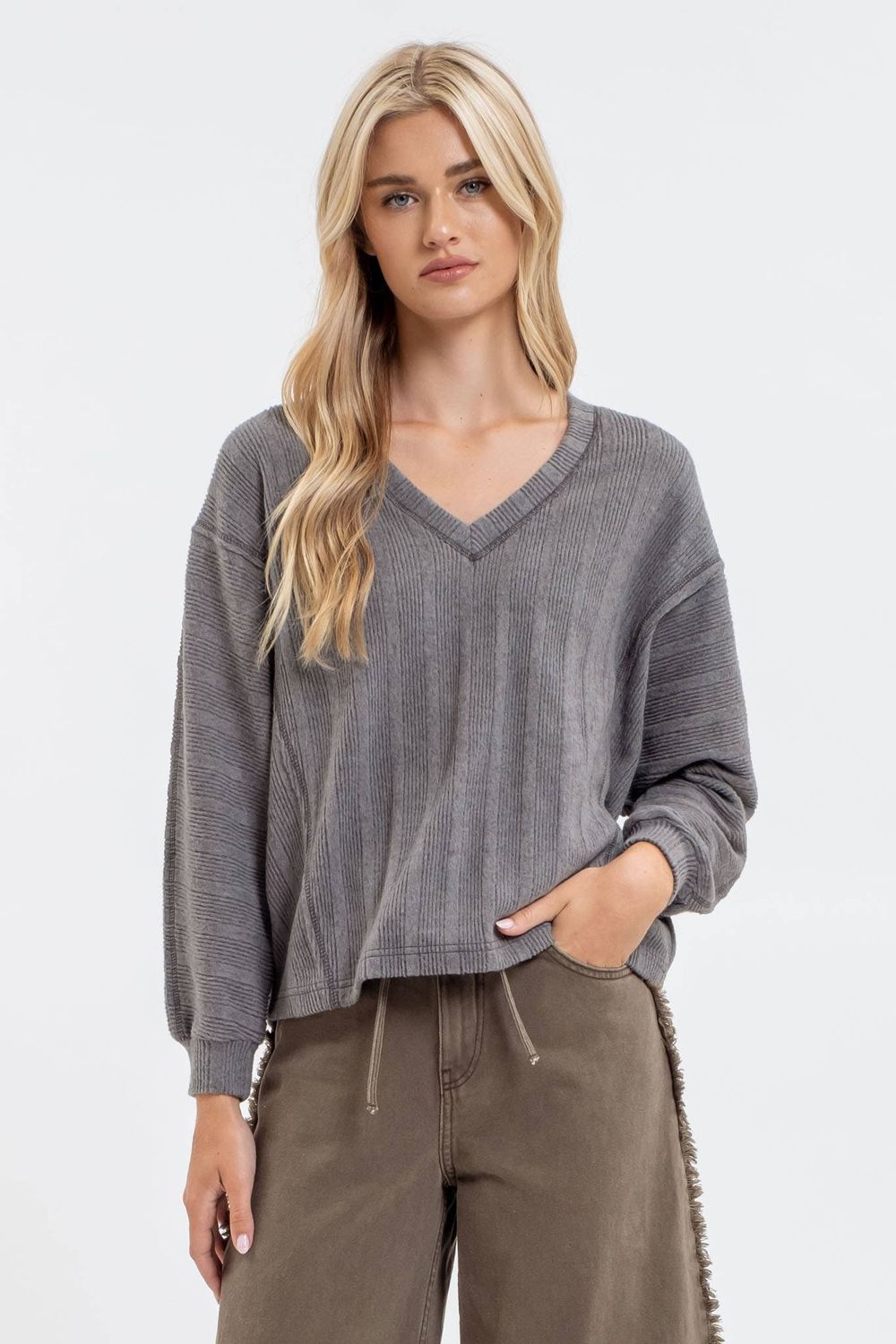 V NECK LONG SLEEVE KNIT TOP: CHARCOAL