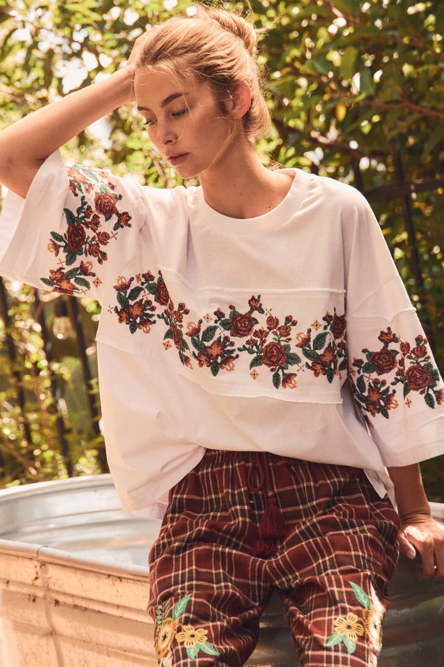 Floral Embroidered Knit Top: WHITE