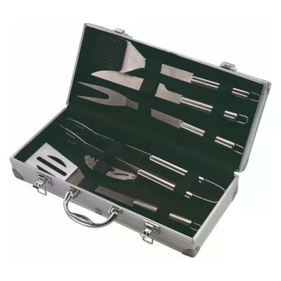 Sandrigarden 78935-15 Set Utensili per Barbecue 6 Pezzi Acciaio Inox Manici in Legno con Valigetta in Alluminio Sandrigarden 78935-15 Set Utensili per Barbecue 6 Pezzi Acciaio Inox Manici in Legno con Valigetta in Alluminio