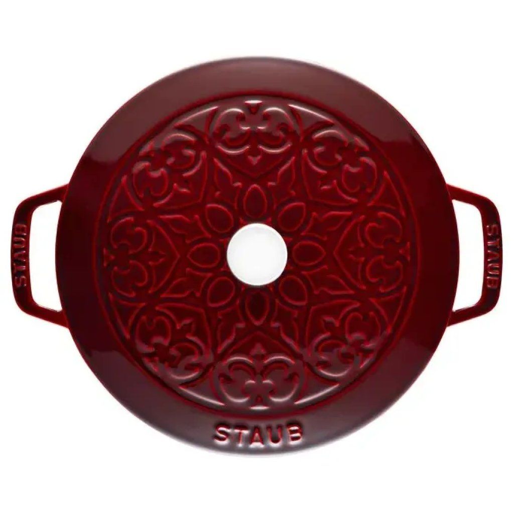 Staub Cocotte Rotonda Lily Pattern in Ghisa Smaltata, 24 cm, 3,6 l, Granatina Staub Cocotte Rotonda Lily Pattern in Ghisa Smaltata, 24 cm, 3,6 l, Granatina