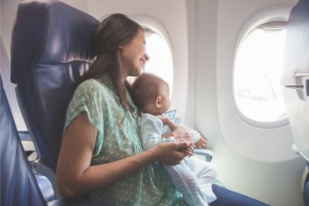Voyager en avion avec un bébé