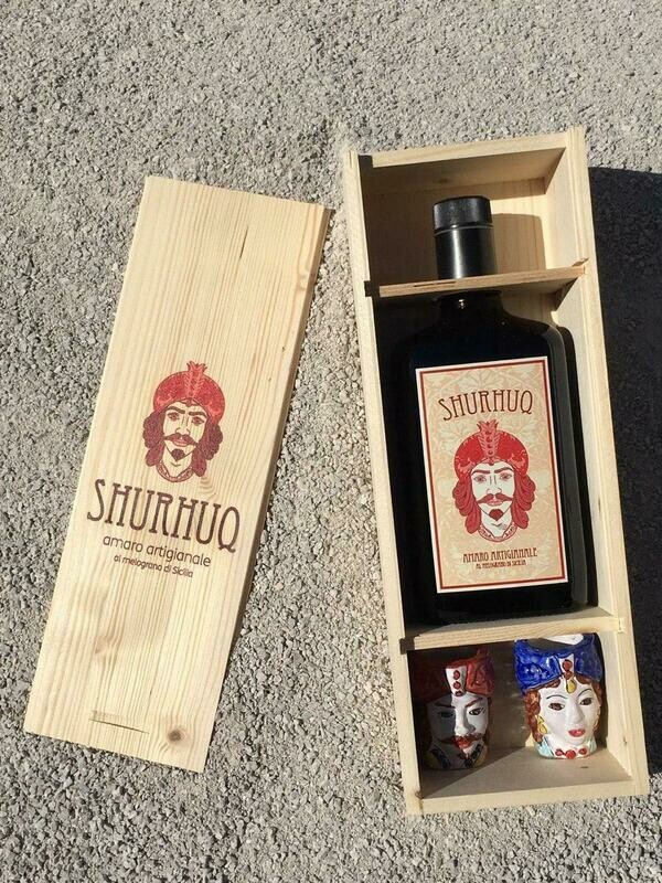 Box in legno con Bottiglia Shurhuq 70 cl (2 bicchierini)