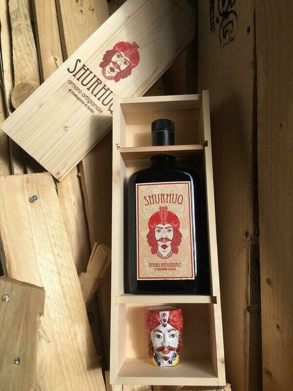 Box in legno con Bottiglia Shurhuq 70 cl (1 bicchierino)