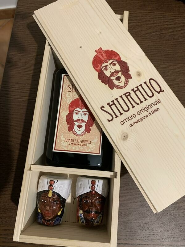 Box in legno con Bottiglia Shurhuq 70 cl ( 2 bicchierini neri )