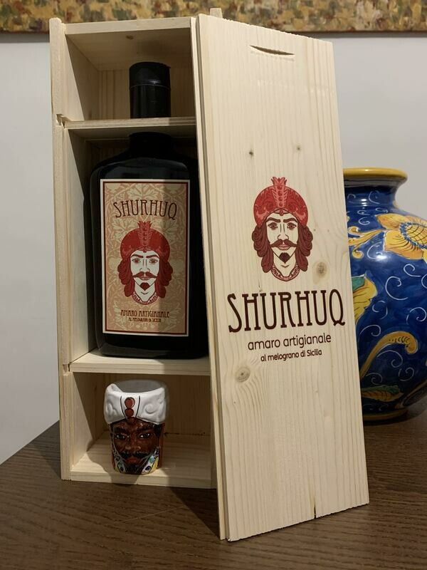 Box in legno con Bottiglia Shurhuq 70 cl (1 bicchierino NERO)