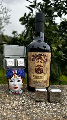SHURHUQ AL CARRUBO 70CL + BICCHIERINO DONNA + SET DI 2 CUBETTI DI GHIACCIO INOSSIDABILI