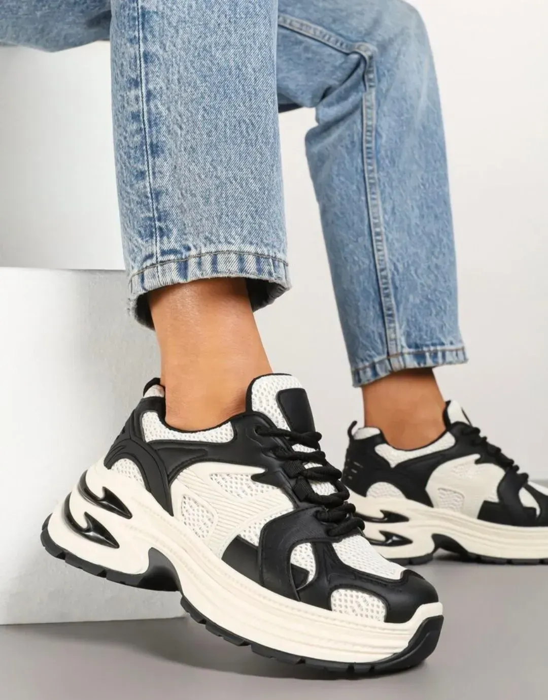 Deportiva blanca y negra