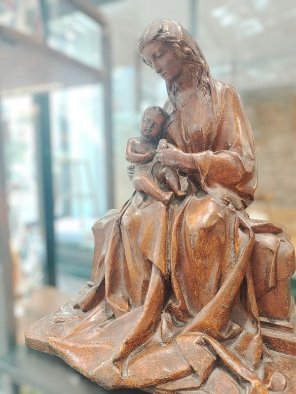 GRANDE SCULTURA IN GESSO PATINATO RAFFIGURANTE MADONNA CON BAMBINO FIRMATO
