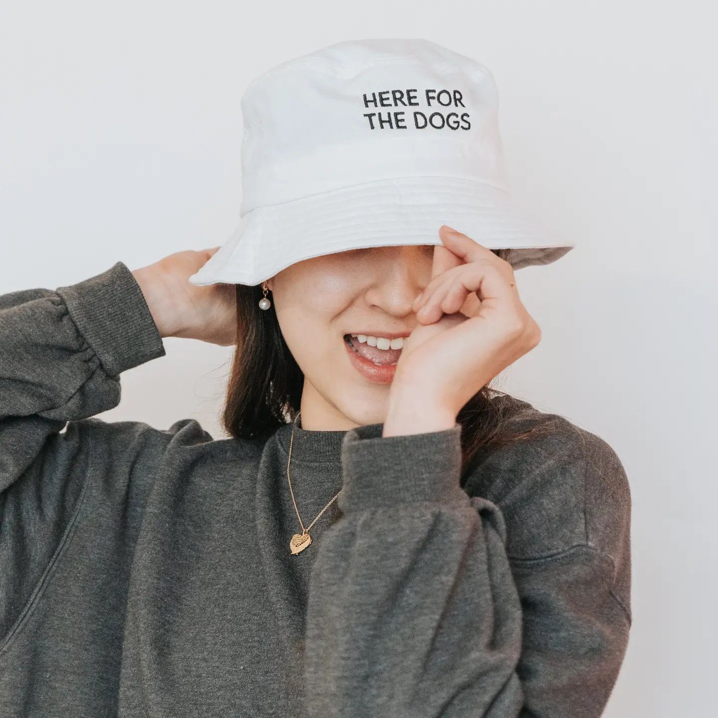 BUCKET HAT WHITE HERE FOR THE DOGS