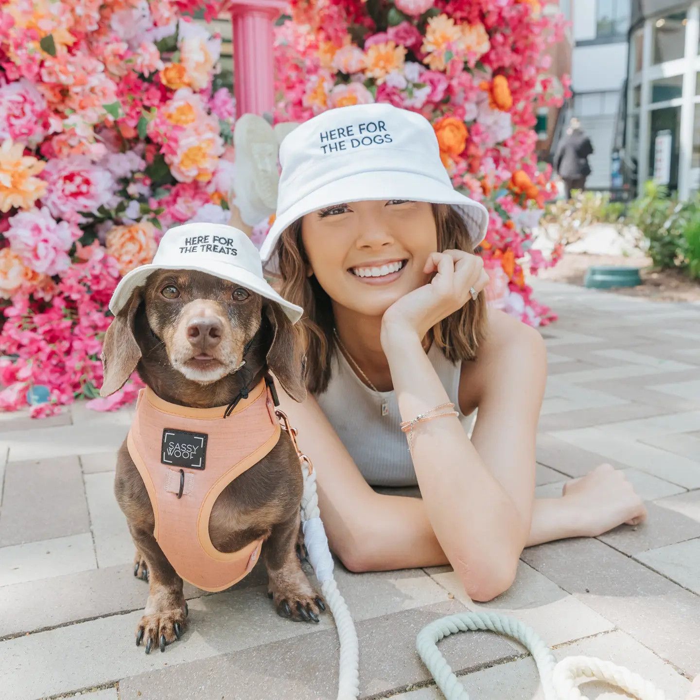 DOGGY BUCKET HAT WHITE HERE FOR THE TREATS