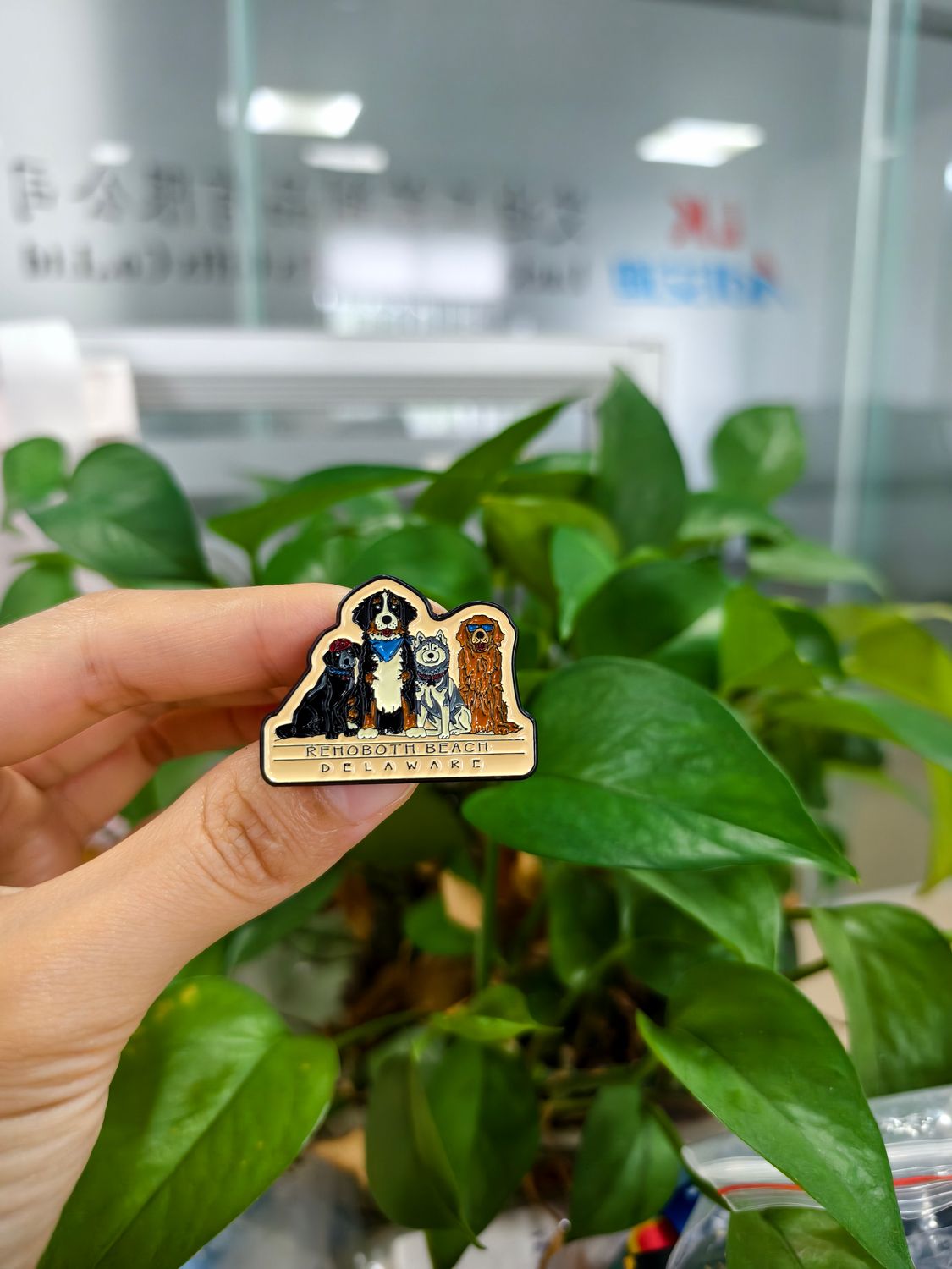 ENAMEL PIN FRIENDLINESS DOGS
