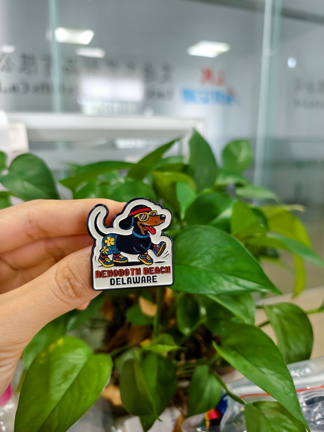 ENAMEL PIN BEACH BOUND DACHSHUND