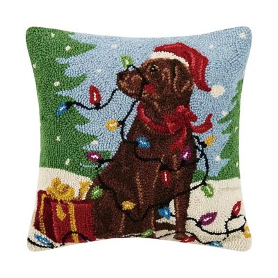 CHRISTMAS HOOK PILLOW CHOCOLATE LAB