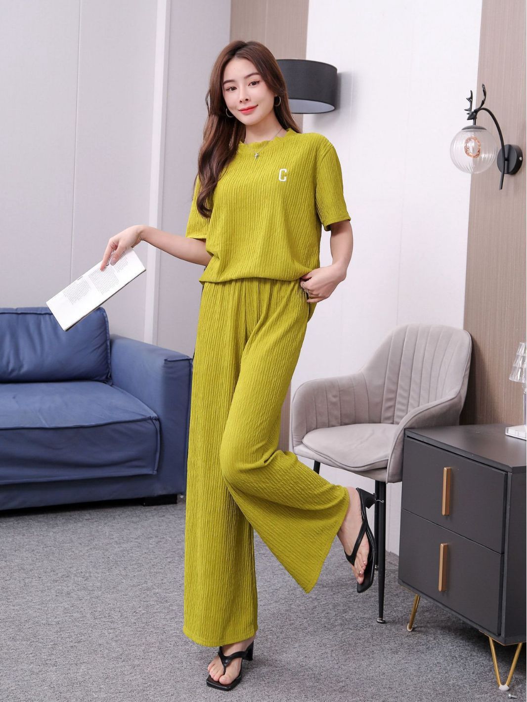 Short-sleeved round neck pleated suit: autumn green