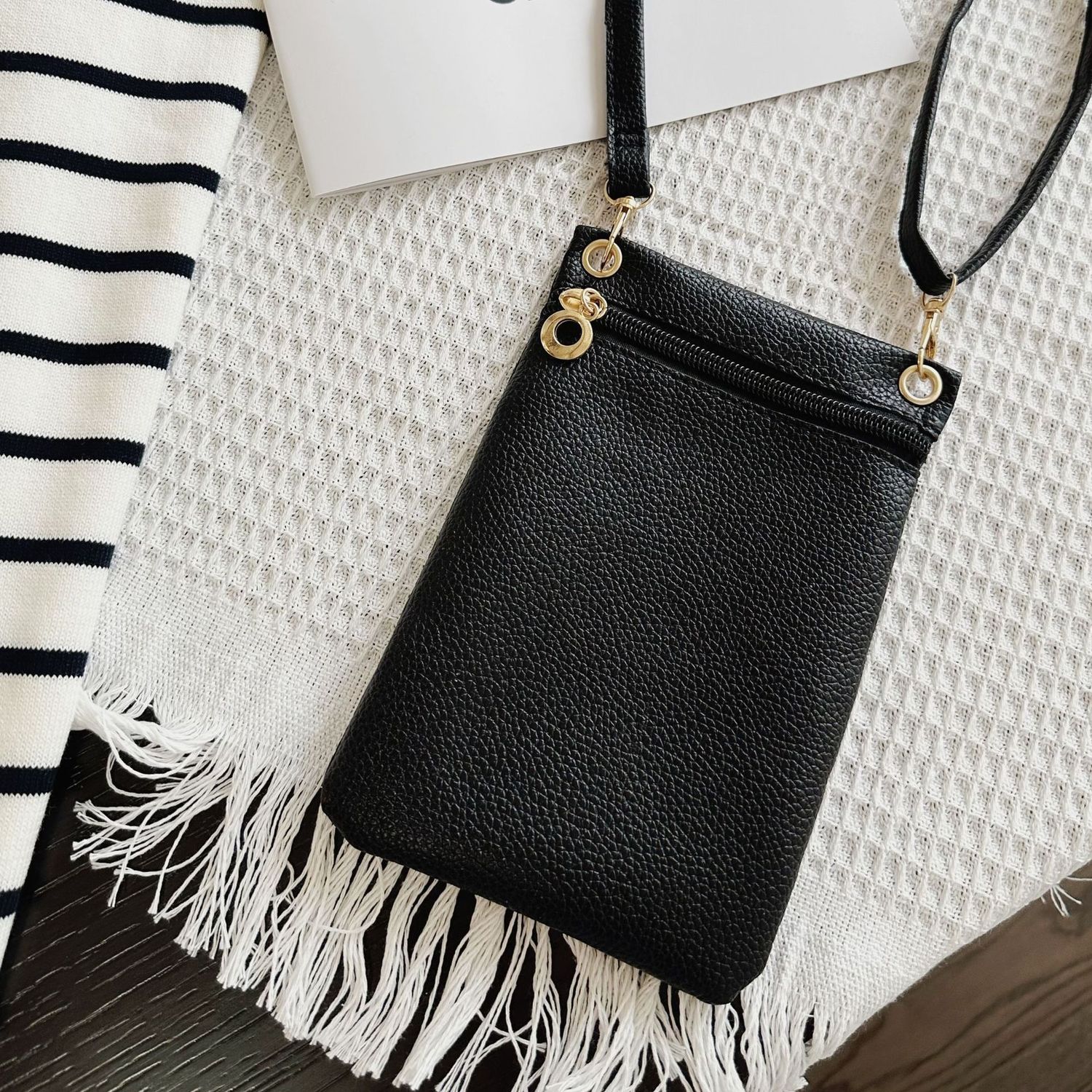 xinheng 202302 Litchi  crossbody phone bag: black 06655
