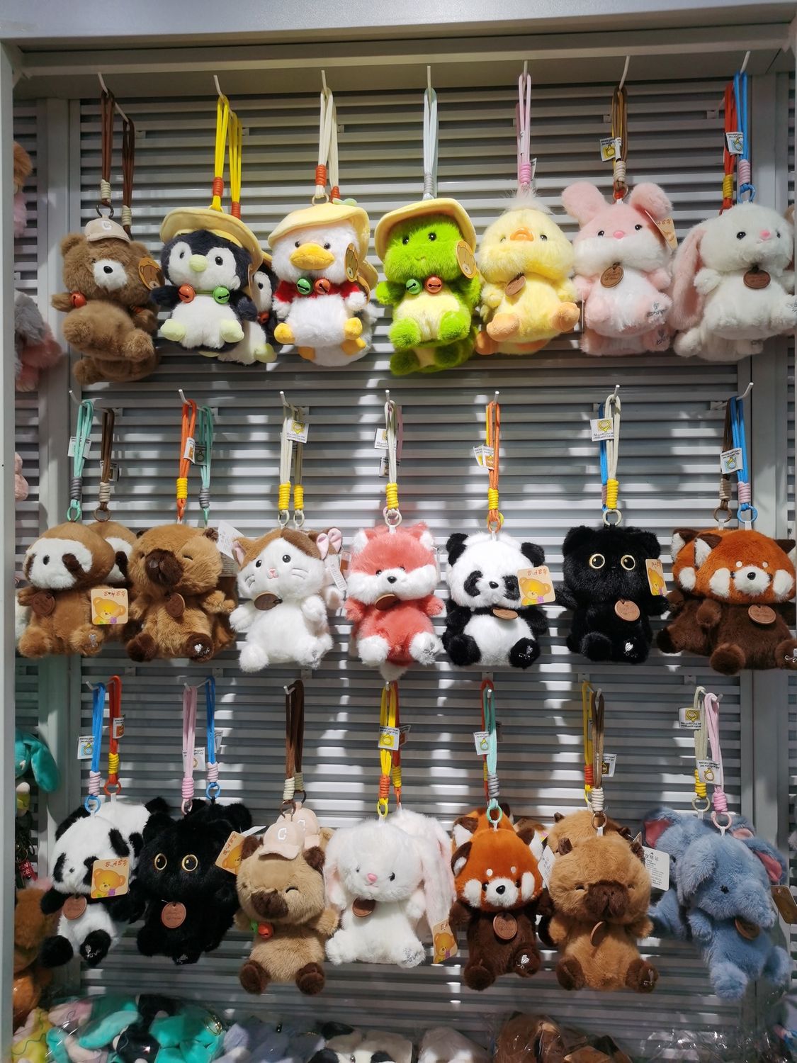 24103 PLUSH EO HANG L yy