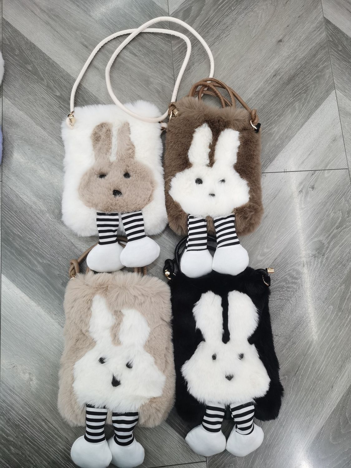24123 PLUSH PHONE BAG yy