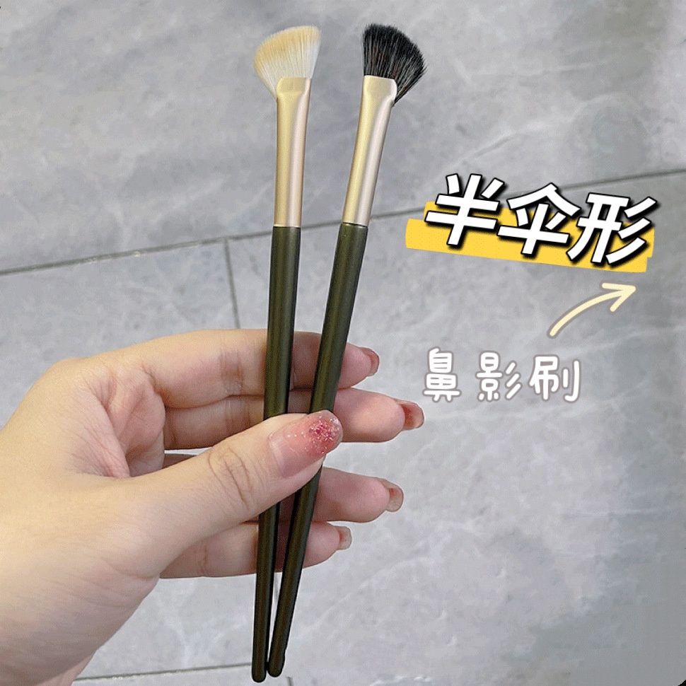Daili Make up tools Semi-fan shaped nose shadow brush: beige/black 39628