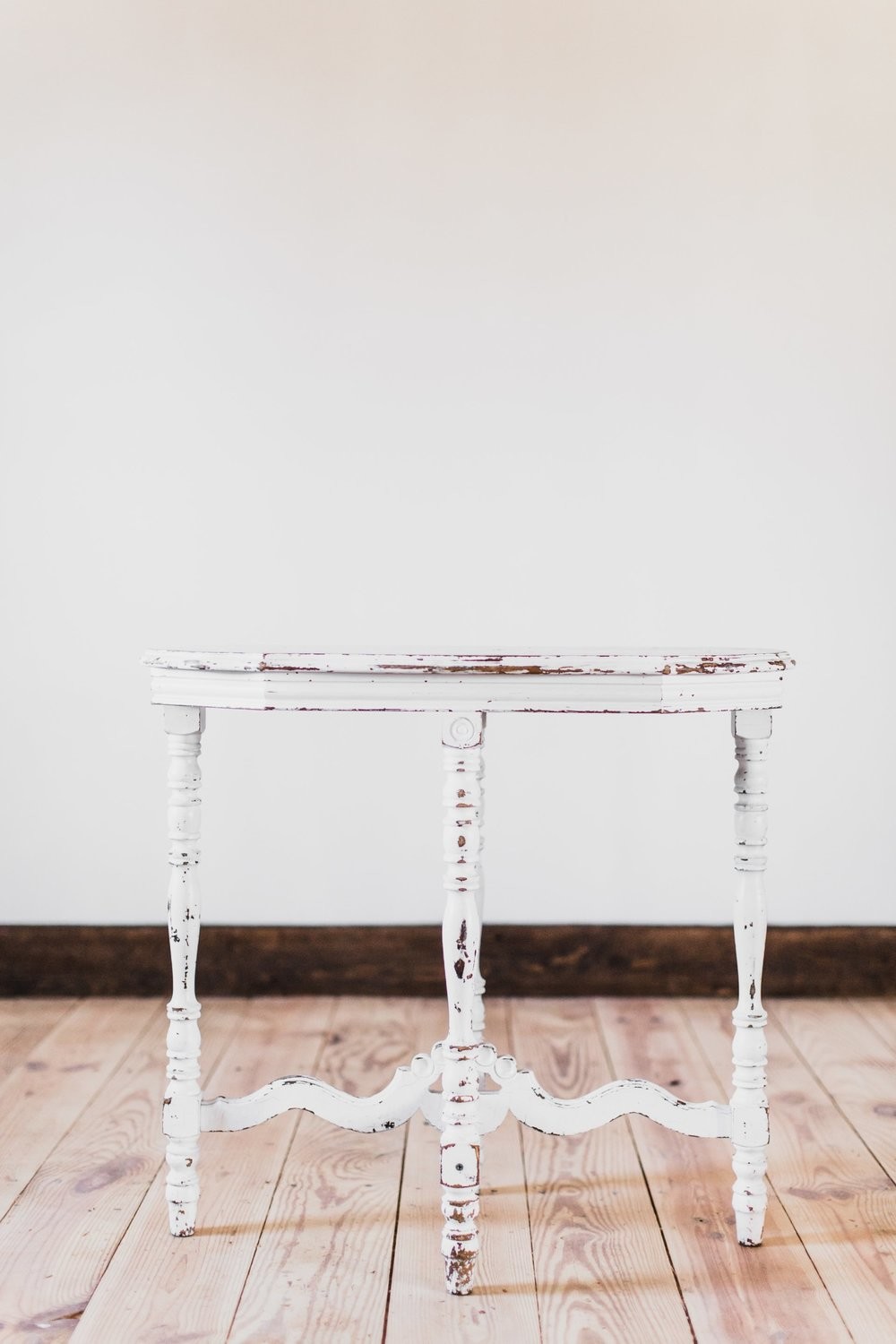 Lila Small Oval Table
