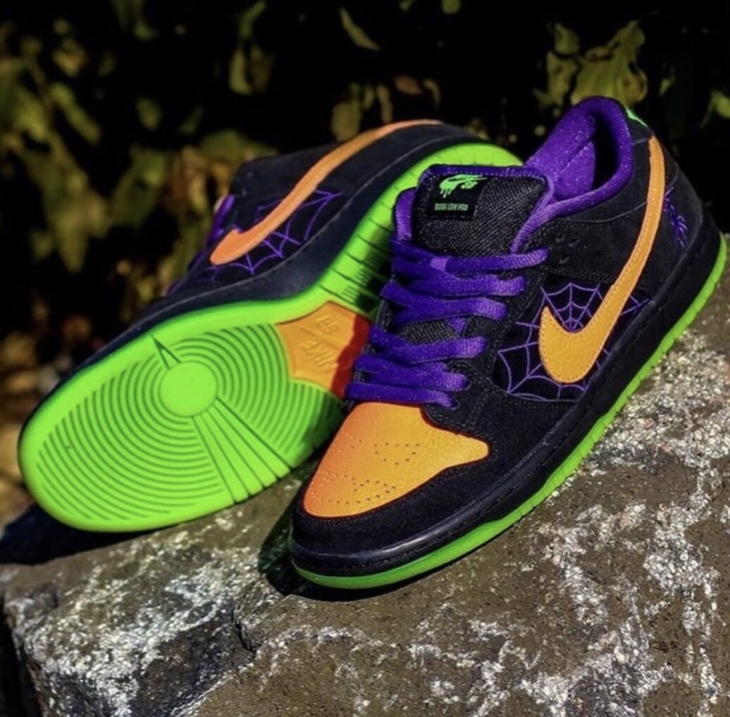 NIKE SB DUNK LOW PRO
BLACK/TOTAL ORANGE-COURT PURPLE-VOLT