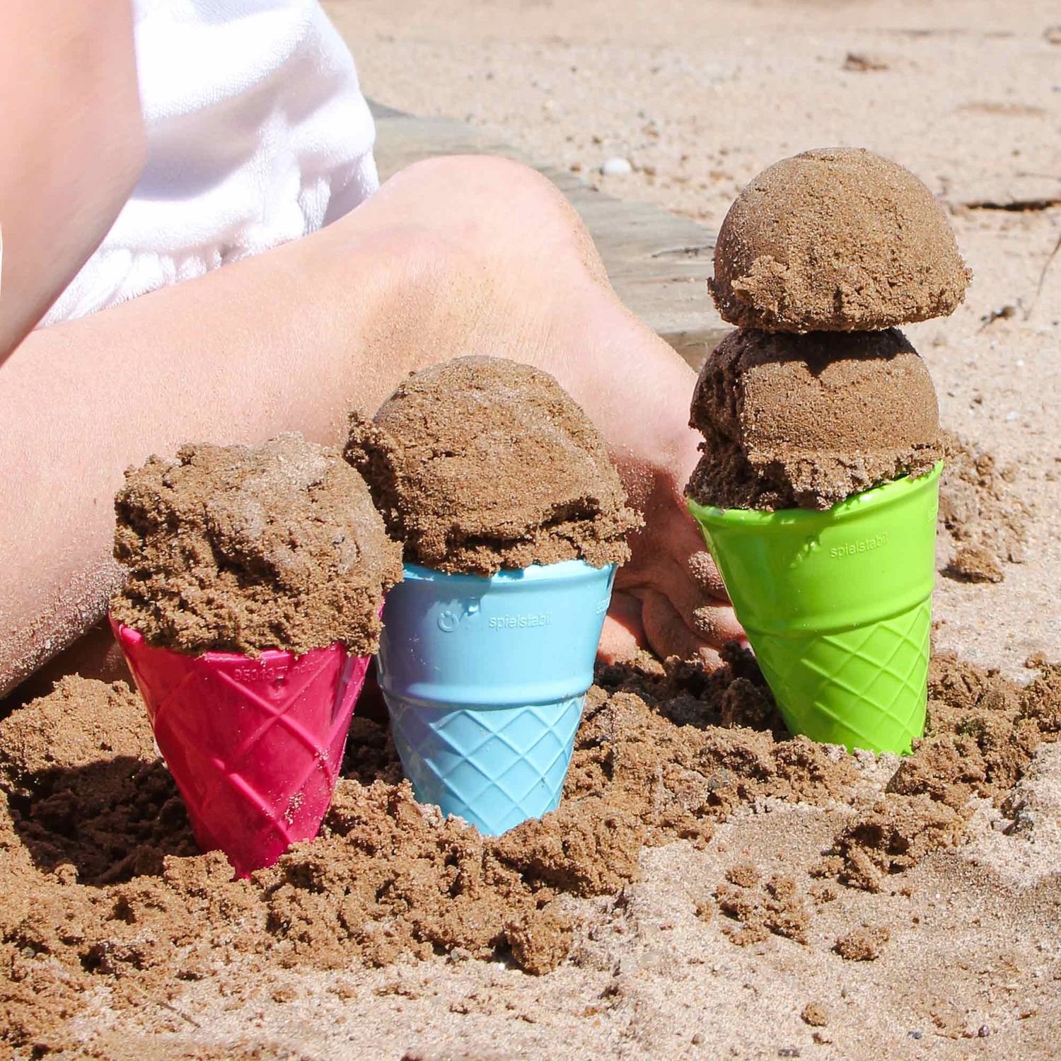 Ice Cream 5 Piece Set with 4 Cones and a Scoop