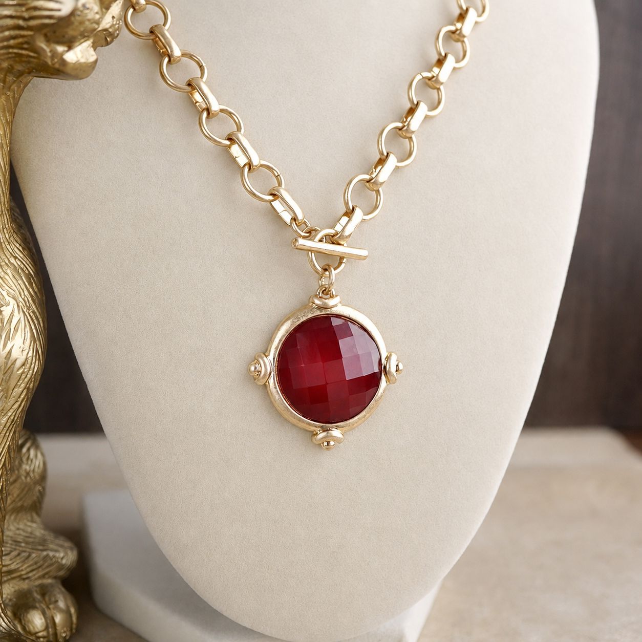 Gold Toggle Pendant Chain Necklace – Color Stone Glow, Color: Garnet Red