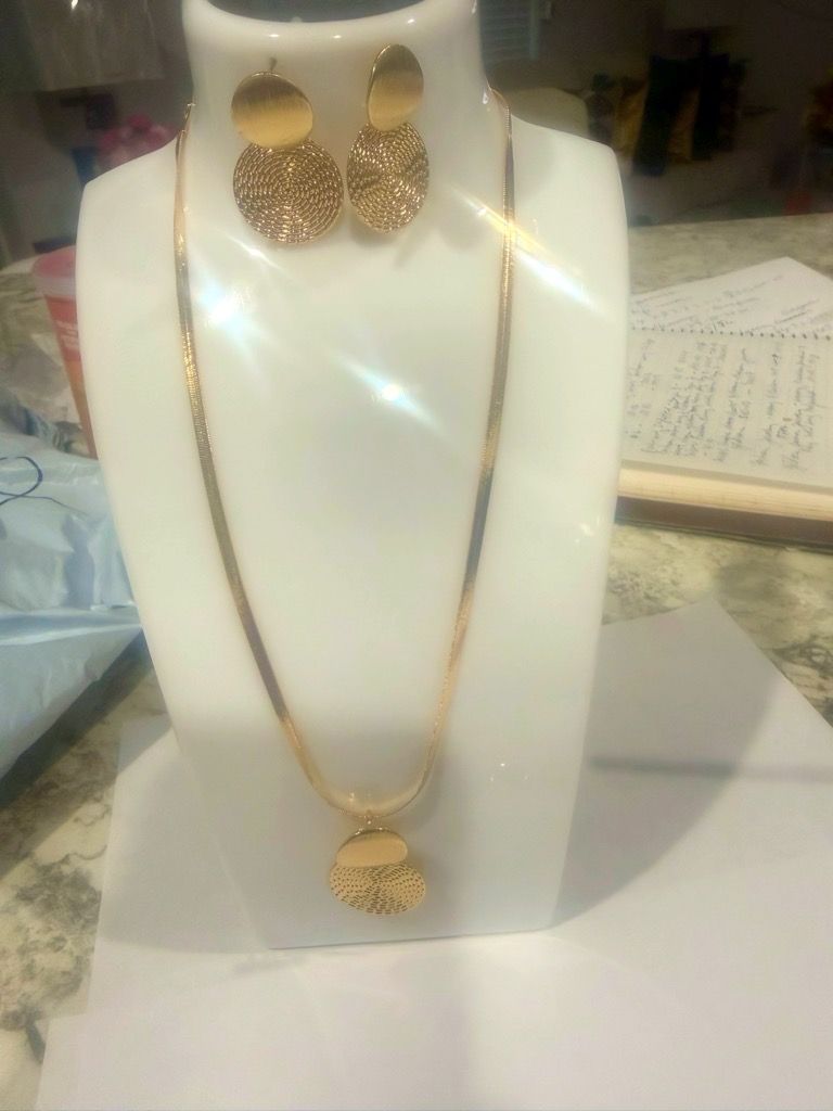 Gold Tone Fashion Necklace And Earring Set .SKU 0021