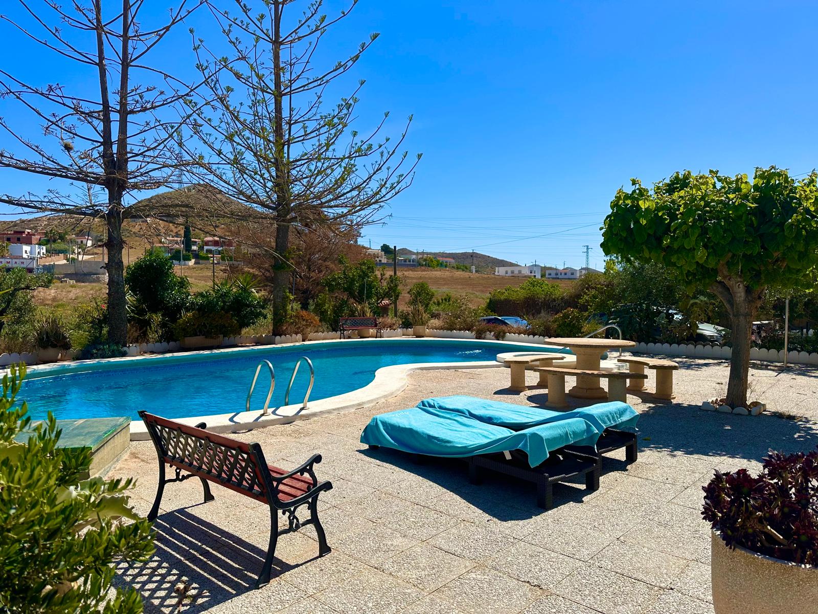 SE VENDE CHALET CON PISCINA