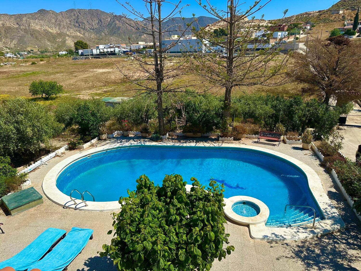 SE VENDE CHALET CON PISCINA