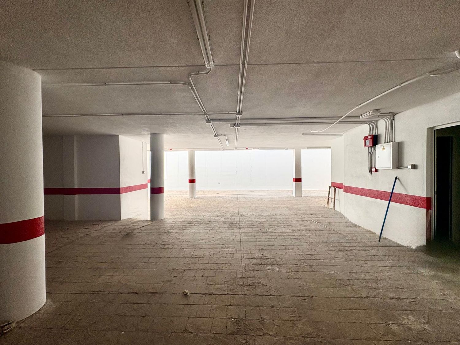 SE VENDE plaza de garaje con trastero
