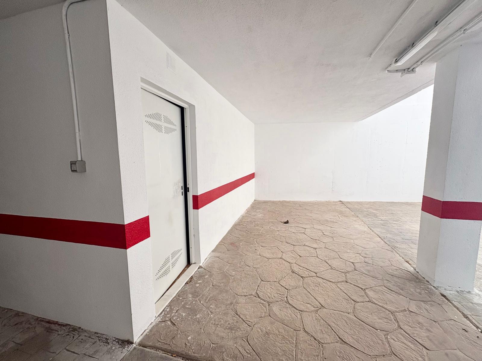 SE VENDE plaza de garaje con trastero