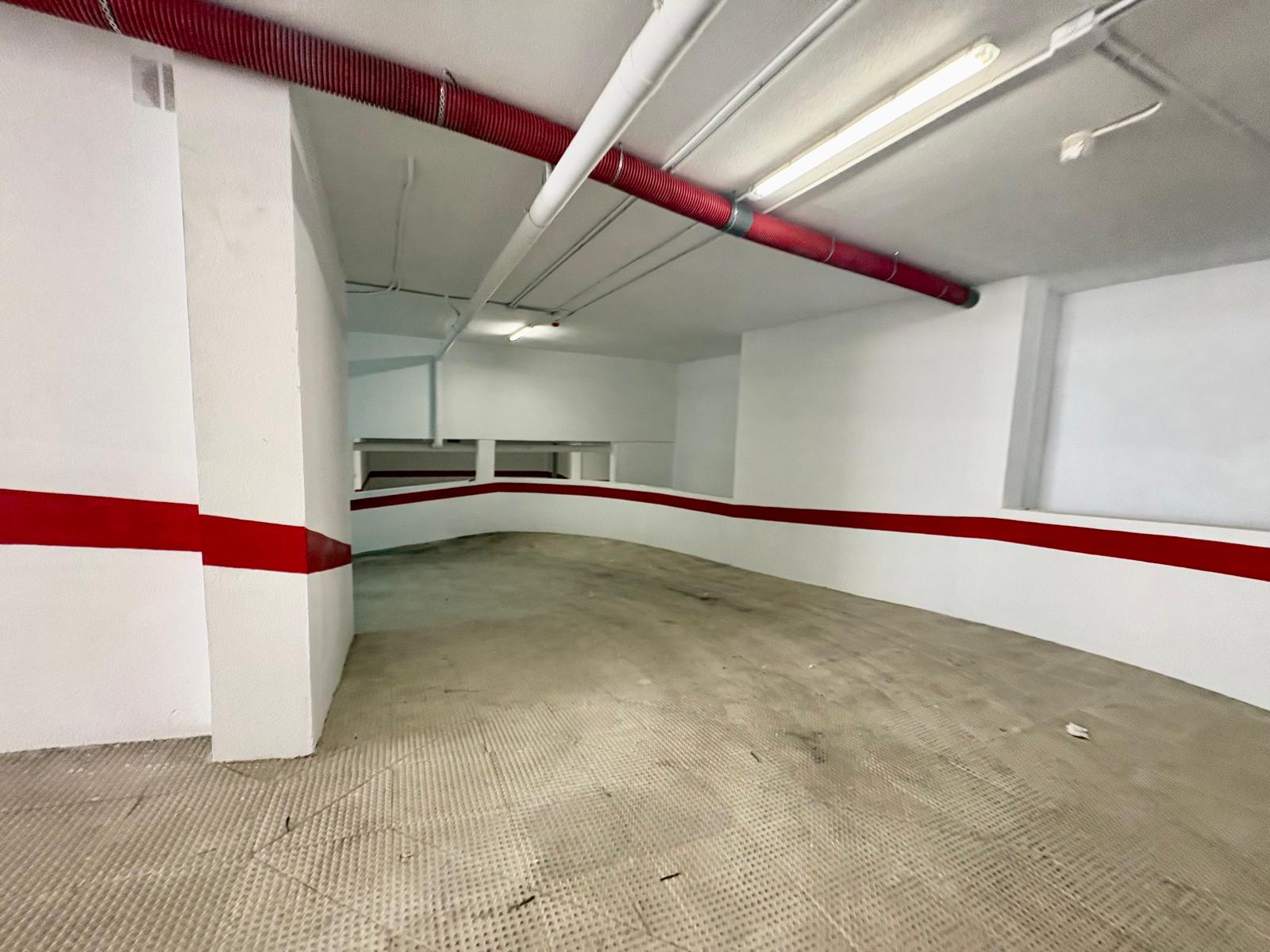 SE VENDE amplia plaza de garaje con trastero