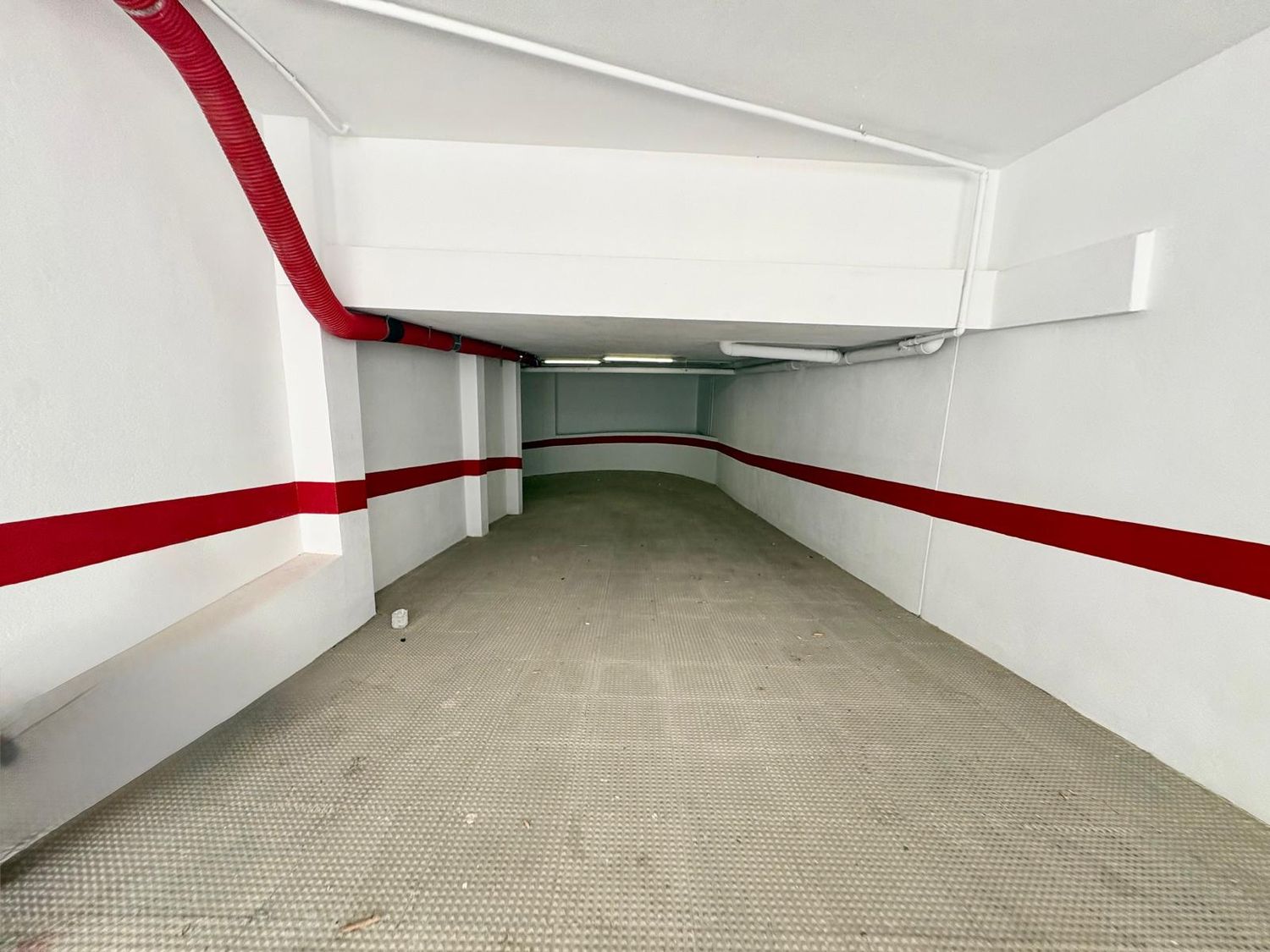 SE VENDE amplia plaza de garaje con trastero