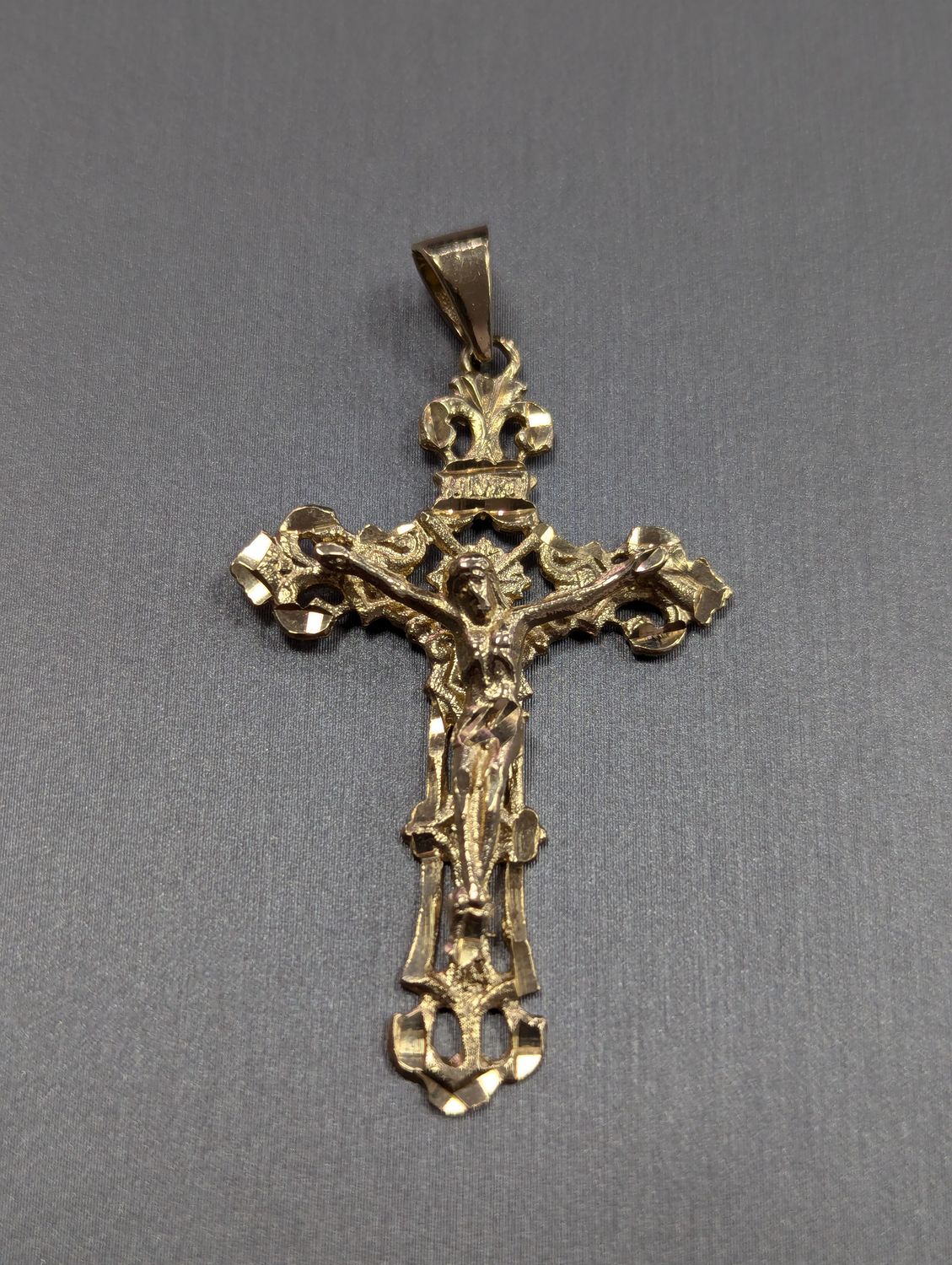 14K YG Crucifix Pendant (5.3g)