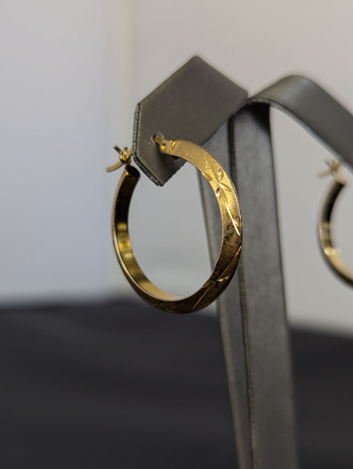 14K YG Textured Hoop Earrings (2.4g)