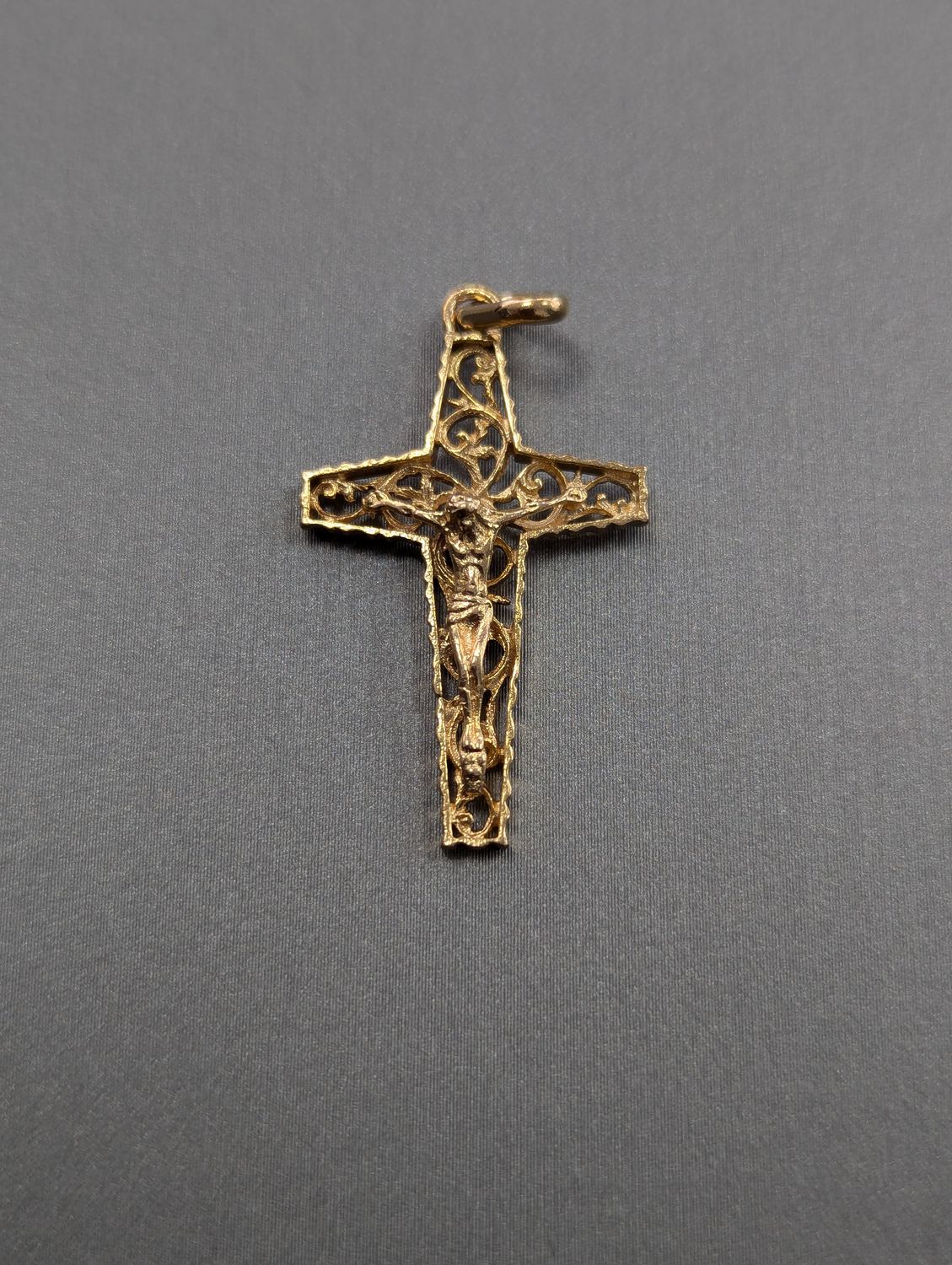 14K YG Crucifix Pendant (1.9g)