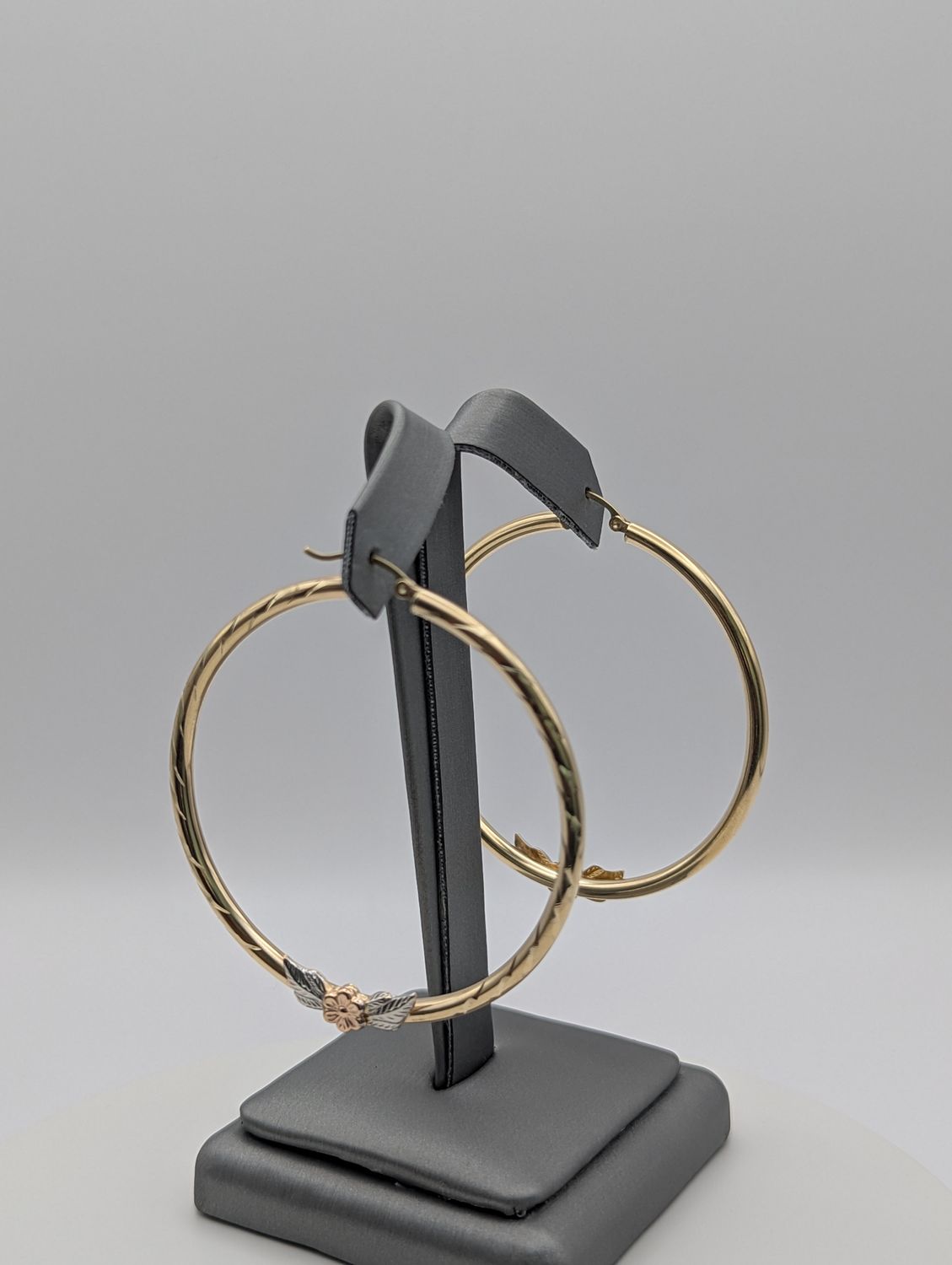 14K Tri Color Dia Cut Flower Hoop Earrings (4.9g)