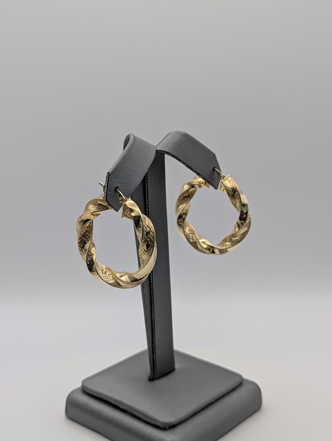 14K YG Fancy Twisted Satin Hoop Earrings (4.9g)