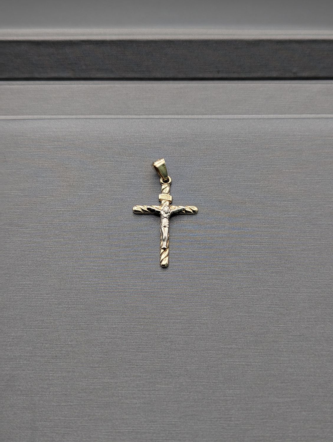 14K YG/WG Crucifix Pendant (2.5g)