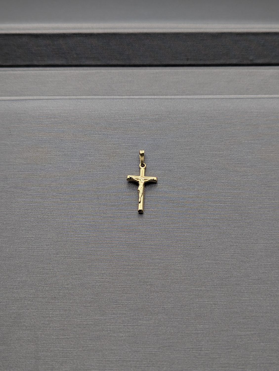 14K YG Crucifix Pendant (0.8g)