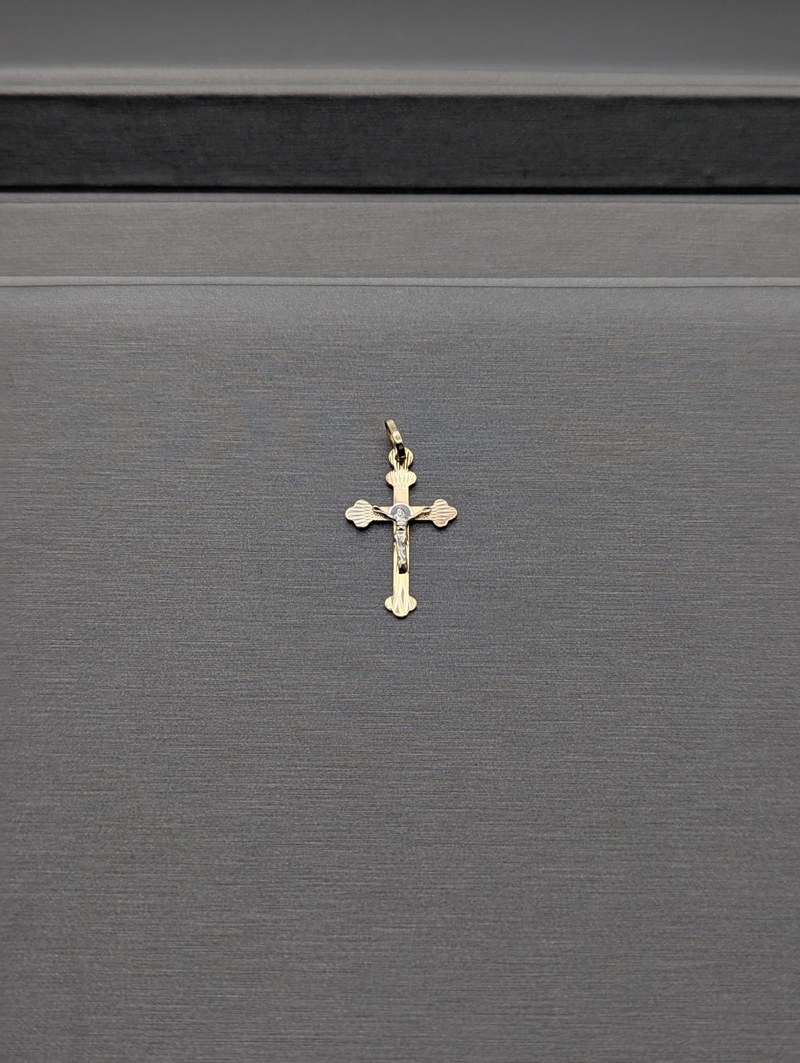 14K Tri Color Crucifix Pendant (0.6g)
