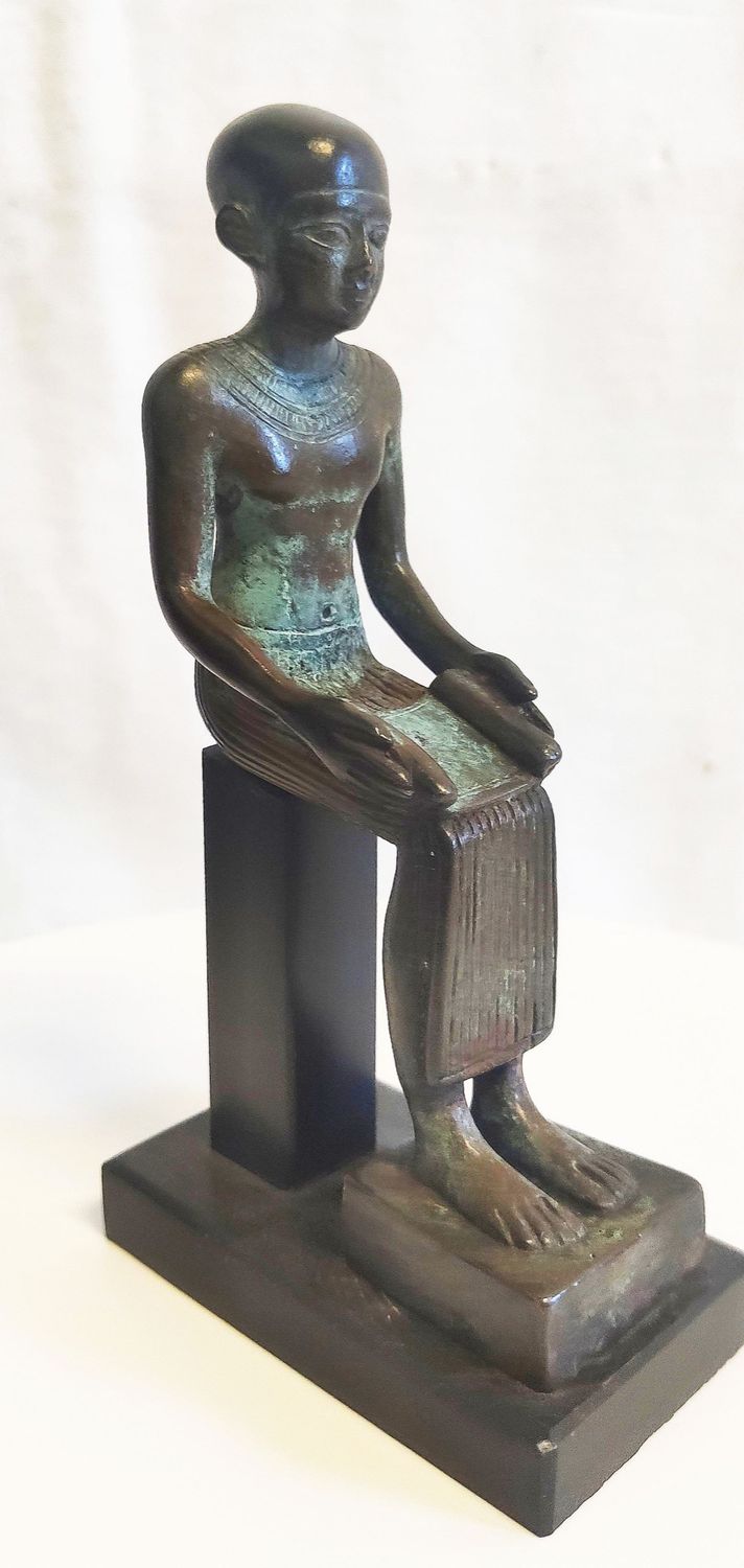 Imhotep – Bronzefigur, sitzender Gelehrter mit Papyrusrolle Imhotep – Bronzefigur, sitzender Gelehrter mit Papyrusrolle