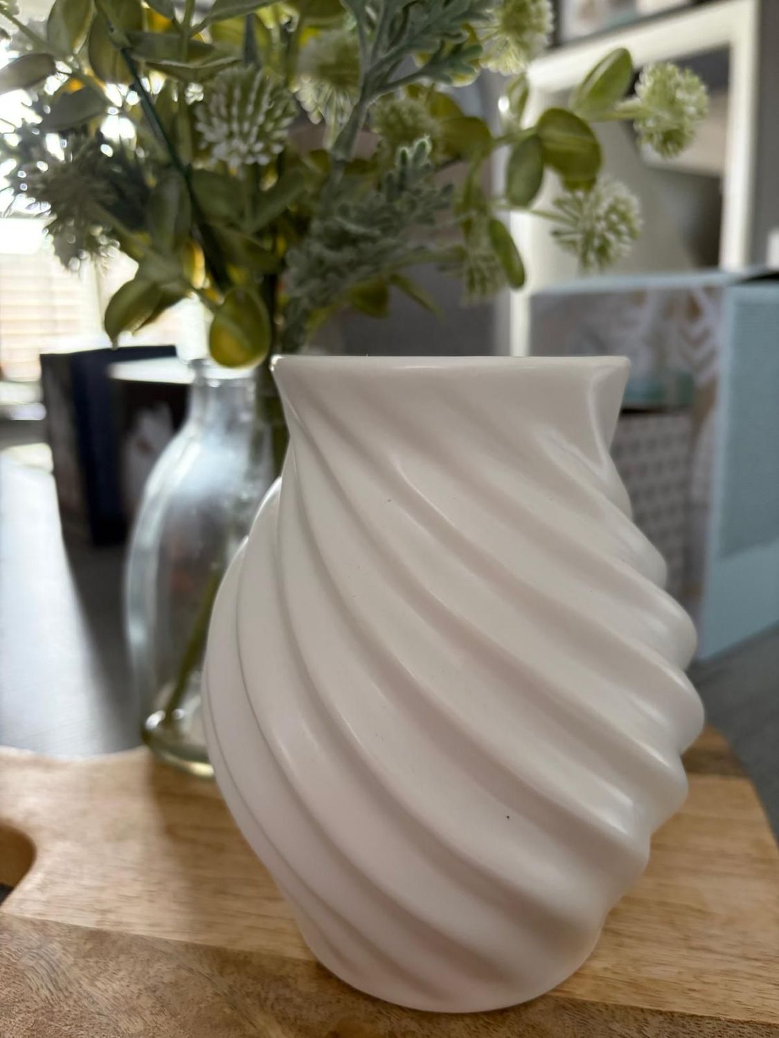 White Swirl wax Burner + 1 wax melt White Swirl wax Burner + 1 wax melt