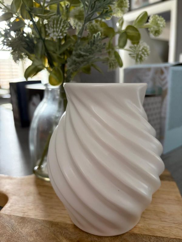 White Swirl wax Burner + 1 wax melt