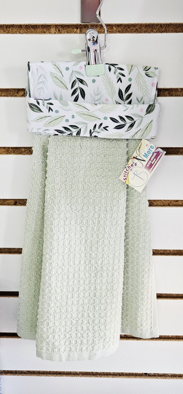 Green Towel w/green &amp; white leaves topper
