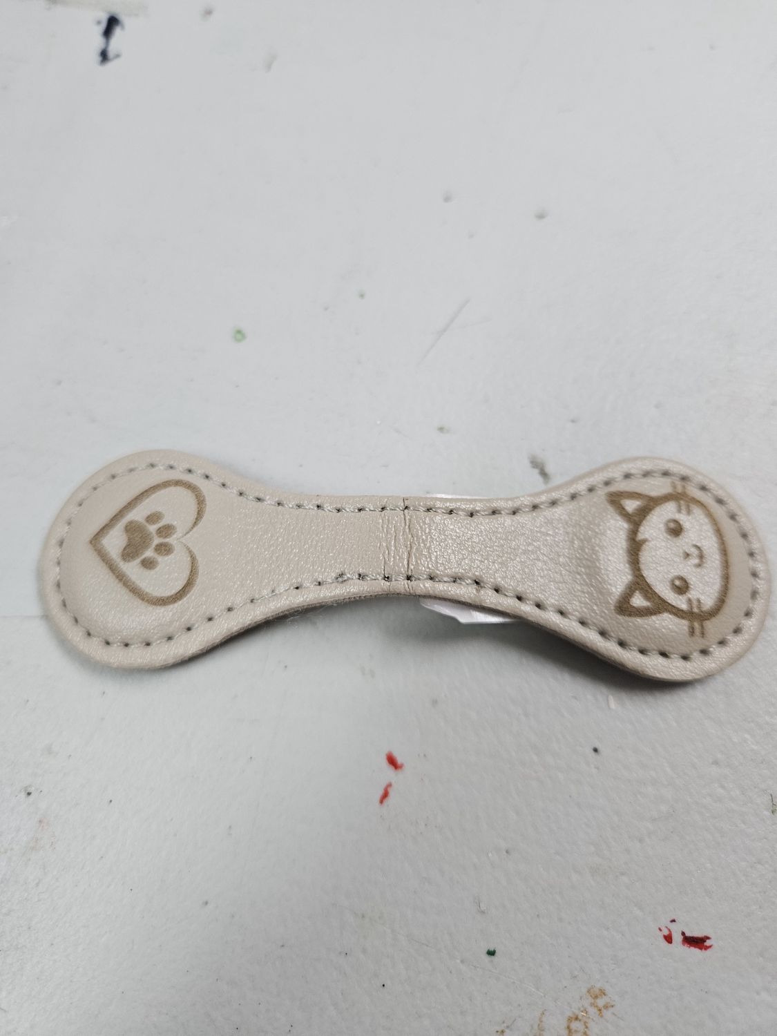 Magnetic bookmark - tan, cat/paw