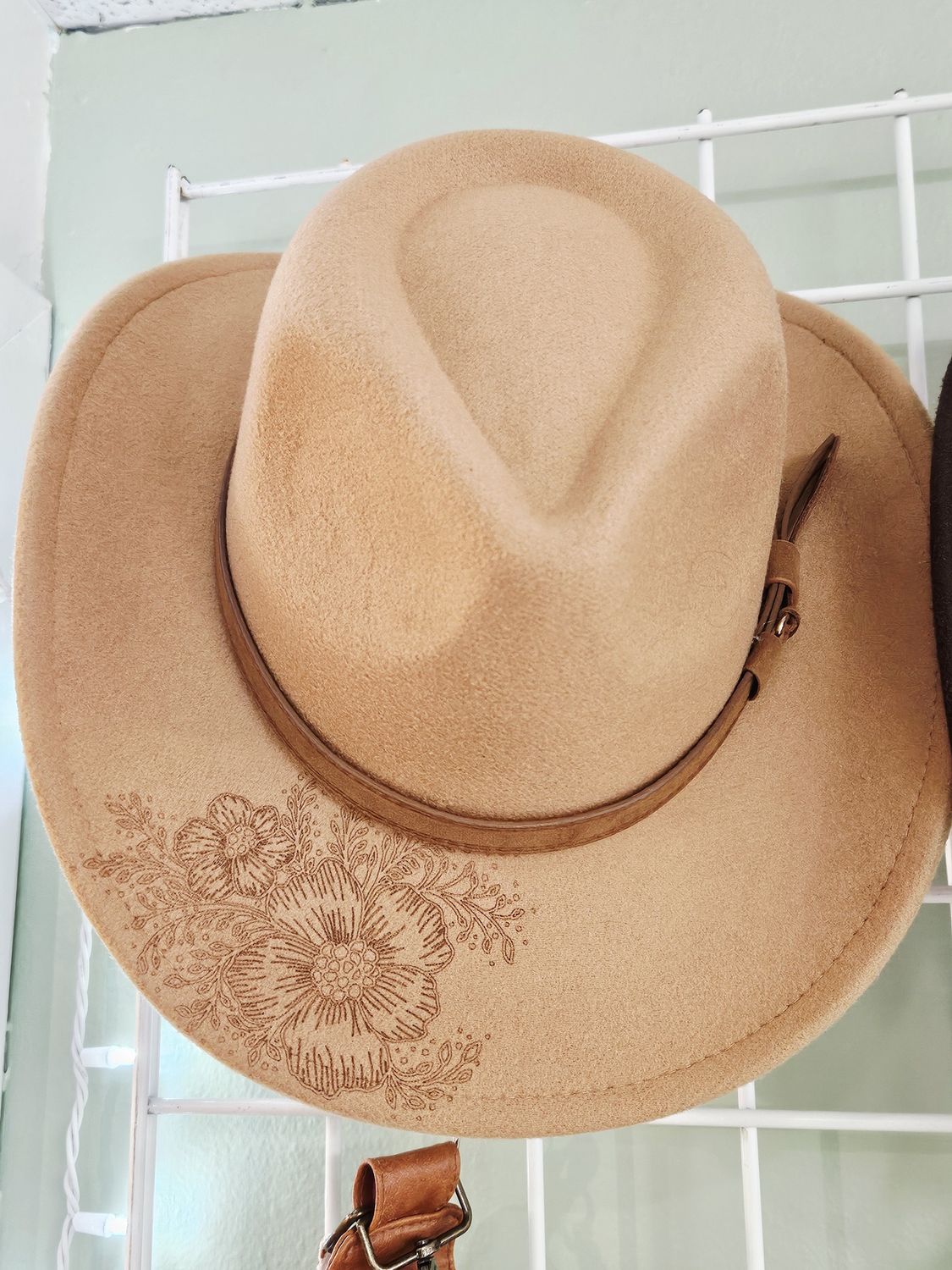Tan engraved felt hat