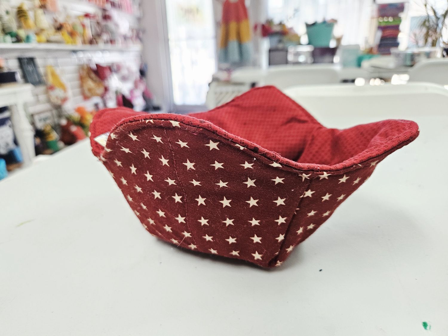 Burgundy stars 8in bowl holder